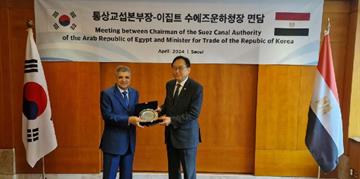 Ossama Rabiee discusses with the Korean Minister of Trade, industry, and Energy the commercial and industrial cooperation, and ways to attract investments