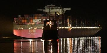 The vessel ONE ORPHEUS resumes its transit through the canal, and the navigation traffic is back to normal.
