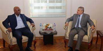 الفريق أسامة ربيع يبحث سبل التعاون مع هيئة الموانئ البحرية السودانية في مجالات تطوير الموانئ والتدريب الفني 