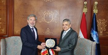الفريق أسامة ربيع يبحث سبل التعاون المشترك مع السفير الإيطالي في مجال السياحة البحرية وصيانة وإصلاح السفن