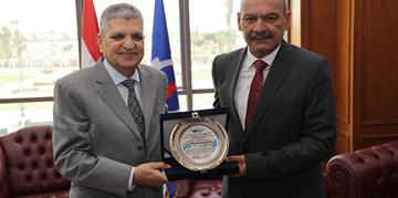 الفريق أسامة ربيع يبحث سبل التعاون مع محافظ السويس... ويتابع مستوى تقديم الرعاية الصحية بالمستشفيات والمراكز الطبية التابعة للهيئة خلال جولته التفقدية بعدد من مواقع الهيئة بالسويس