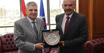 الفريق أسامة ربيع يبحث سبل التعاون مع محافظ السويس... ويتابع مستوى تقديم الرعاية الصحية بالمستشفيات والمراكز الطبية التابعة للهيئة خلال جولته التفقدية بعدد من مواقع الهيئة بالسويس