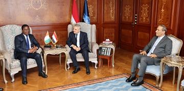 الفريق أسامة ربيع يبحث سبل التعاون الثنائي مع السفير الإيفواري في مجالات تطوير الموانئ والتدريب 