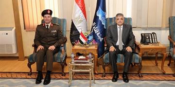 رئيس هيئة قناة السويس يستقبل وفداً من أوائل الكلية العسكرية التكنولوجية للاطلاع على مستجدات المشروعات التنموية