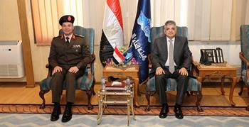 رئيس هيئة قناة السويس يستقبل وفداً من أوائل الكلية العسكرية التكنولوجية للاطلاع على مستجدات المشروعات التنموية