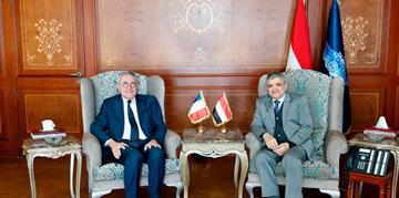 L'Amiral Ossama Rabie discute les moyens de coopération avec l'Envoyé spécial du Président français pour le corridor économique Inde-Moyen-Orient-Europe (IMEC) en marge de sa visite officielle en Égypte