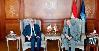 L'Amiral Ossama Rabie discute les moyens de coopération avec l'Envoyé spécial du Président français pour le corridor économique Inde-Moyen-Orient-Europe (IMEC) en marge de sa visite officielle en Égypte