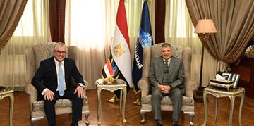 الفريق أسامة ربيع يلتقي رئيس المنطقة الاقتصادية لبحث سبل التعاون المشترك