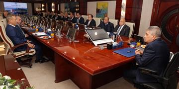 在与航运公司和机构代表会面期间：Osama Rabiee海军上将表示：“积极的迹象表明，未来一段时间内运河交通量将有所恢复。”