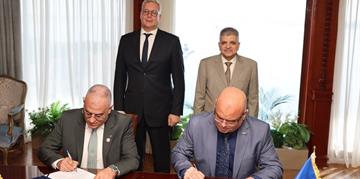 ضمن استراتيجية التحول إلى قناة خضراء وزارة البترول والثروة المعدنية وقناة السويس توقعان مذكرة تفاهم حول الإجراءات التنفيذية لإنشاء محطة للإسالة والتموين بالغاز الطبيعي المسال 