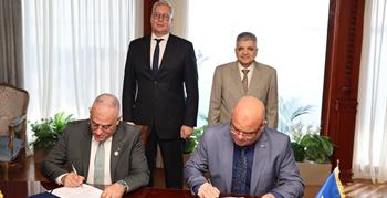 ضمن استراتيجية التحول إلى قناة خضراء وزارة البترول والثروة المعدنية وقناة السويس توقعان مذكرة تفاهم حول الإجراءات التنفيذية لإنشاء محطة للإسالة والتموين بالغاز الطبيعي المسال 