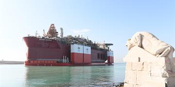 Adm. Rabiee: "The Suez Canal witnesses the transit of the semi-submersible vessel HUA RUI LONG amongst vessels of the south convoy" One of the world's largest heavy-lift vessels transits through the Suez Canal