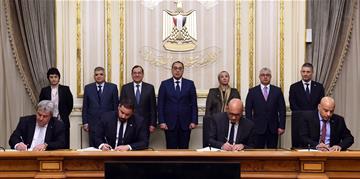 رئيس الوزراء يشهد مراسم توقيع اتفاقية المساهمين لإنشاء شركة خدمات متكاملة لإدارة المخلفات الصلبة والسائلة