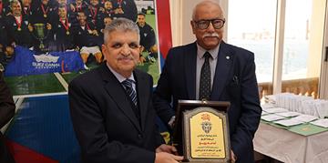 الفريق أسامة ربيع يكرم فريق الهوكي بنادي بورفؤاد الرياضي بعد تتويجه بطل إفريقيا للأندية في احتفالية رياضية