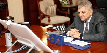 خلال اجتماعه مع المدير التنفيذي لمجموعة إيه بي مولر ميرسك بالفيديوكونفرانس