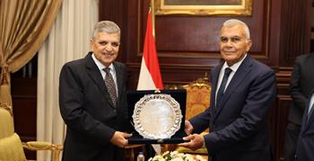 الفريق أسامة ربيع يقدم التهنئة إلى رئيس مجلس الشيوخ... ويؤكد على ضرورة التعاون المشترك وتضافر الجهود بين مؤسسات الدولة كافة لخدمة الوطن 