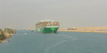 L’Amiral Ossama Rabie “La navigation dans le Canal de Suez fonctionne régulièrement … et nous suivons de près les répercussions d’effet des tensions courantes dans la Mer rouge sur le mouvement de navigation dans le Canal”.