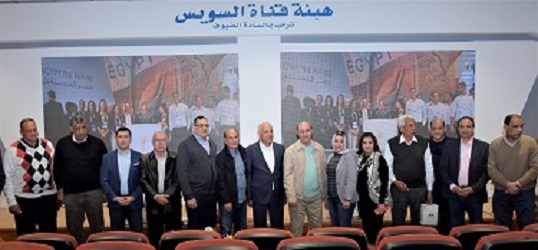 صورة جماعية لوفد لجنة الصناعة بمجلس النواب مع الفريق مُهاب مميش رئيس الهيئة.jpg