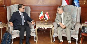 L'Amiral Ossama Rabie rencontre l'envoyé italien pour le projet du Corridor économique Inde-Moyen-Orient-Europe (IMEC) afin de discuter des moyens de coopération conjointe.