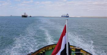 L’Amiral Ossama Rabie: « Succès de l'opération expérimentale du projet de duplication du canal de Suez dans les Petits Lacs Amers, avec deux navires traversant la nouvelle voie maritime. »