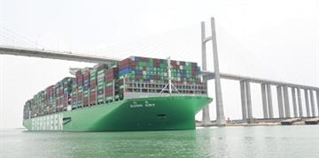 قناة السويس تشهد عبور سفينة الحاويات العملاقة "EVER ART أحدث وأكبر سفينة حاويات في العالم في رحلتها الأولى