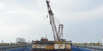 ​The floating dock “Fakhr Al-Kanah” receives its first vessel onboard